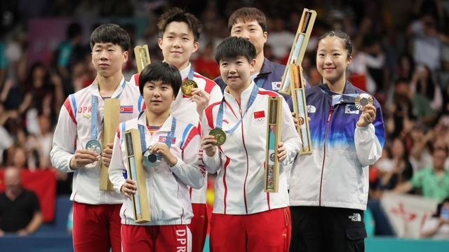 2024 파리 올림픽 탁구 혼합복식 경기에서 은메달을 차지한 북한의 리정식·김금용, 금메달을 차지한 중국의 왕추친·쑨잉사, 동메달을 차지한 한국의 임종훈·신유빈이 2024년 7월 30일 프랑스 파리 사우스 파리 아레나에서 열린 시상식에서 포즈를 취하고 있다