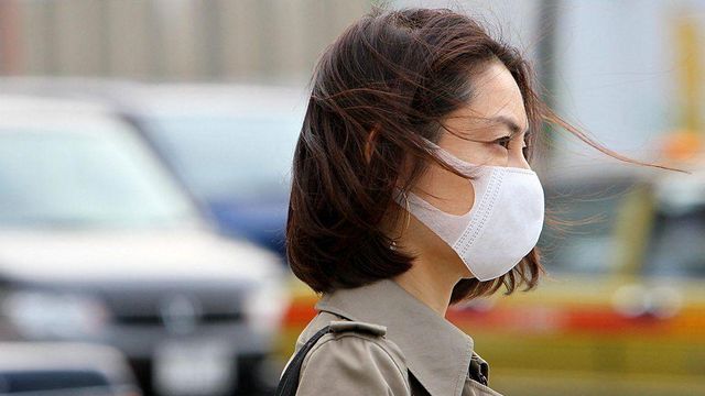 마스크를 끼고 있는 한 젊은 일본 여