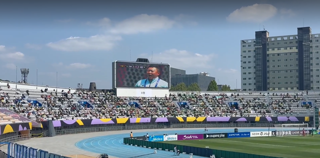 중앙 본부석을 바라보고 왼편에 자리한 공동응원단. 이날 결승전에는 1200여 명 가량이 참석한 것으로 전해졌다