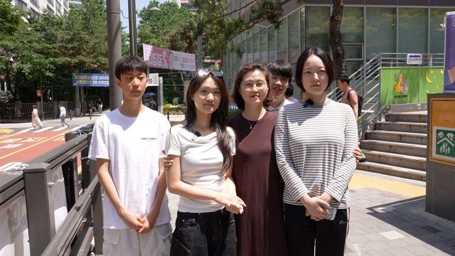 사전투표소 앞에서 인터뷰 중인 다섯 가족 