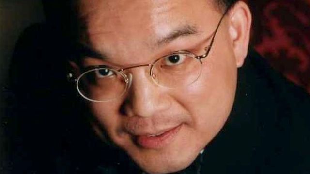 케네스 로의 얼굴을 가까이서 촬영한 모습. 그는 안경을 쓴 채 카메라를 바라보고 있다.