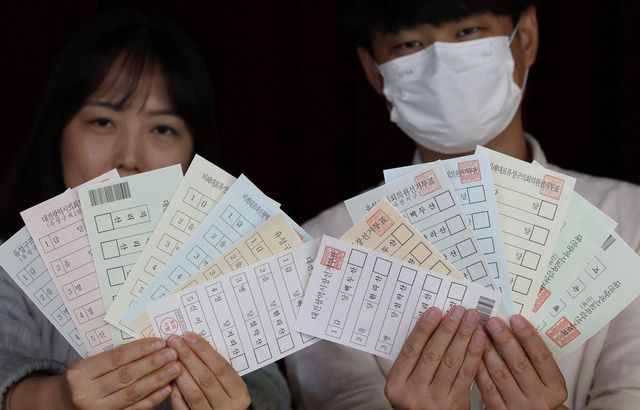 28일 대전 유성구 어은중학교에서 대전시선관위 직원들이 제9회 전국동시지방선거 사전투표 제1차 모의시험에서 투표용지를 보이고 있다