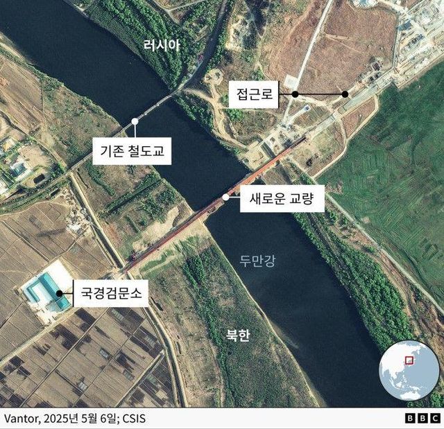 5월 6일에 촬영된 위성 사진. 새로 건설된 도로 교량과 기존 철도교