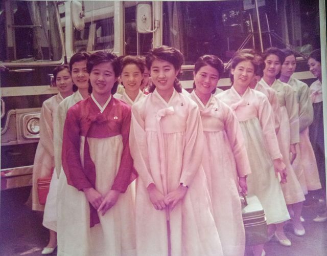 북한의 엘리트 예술단 만수대예술단 단원 자격으로 일본을 방문한 젊은 시절의 고용희(앞줄 오른쪽). 당시에도 고용희는 김정일 위원장의 애인으로 알려졌다고 고미 요지 전 논설위원은 밝혔다
