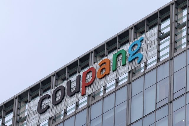 건물 외벽 상단에 'coupang' 로고가 부착돼 있다.