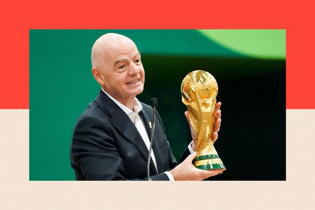 FIFA 회장 잔니 인판티노가 연설하는 동안 월드컵 트로피를 들고 있다