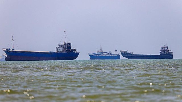 이란 국영 ISNA 통신이 제공한 사진으로, 호르무즈 해협 연안의 반다르아바스 항구에 선박들이 정박해 있다.