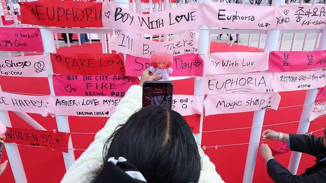 지난 3월 20일, BTS의 컴백 콘서트를 앞두고 팬들이 사진을 찍는 모습