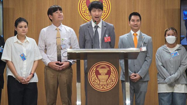 연설하는 의원과 그 옆에 서 있는 쿠나룩의 모습