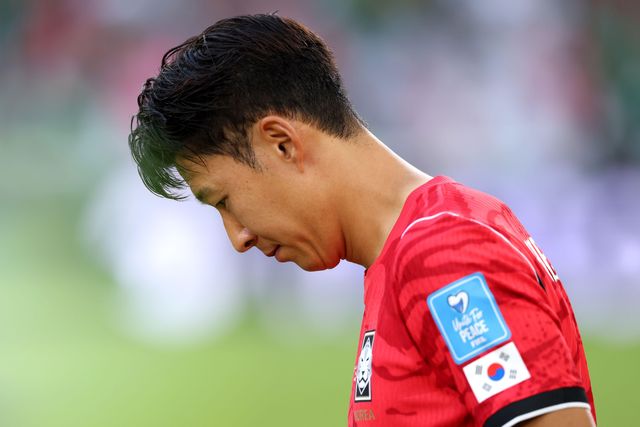 2026 FIFA 북중미 월드컵 조별리그 A조 남아프리카공화국전에서 손흥민이 그라운드를 바라보고 있다