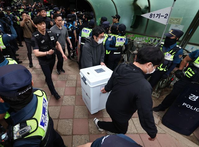 5일 '투표용지 부족' 사태가 발생한 서울 송파구 잠실7동 제2투표소 앞에서 서울시선관위 관계자들이 투표함을 이송하고 있다
