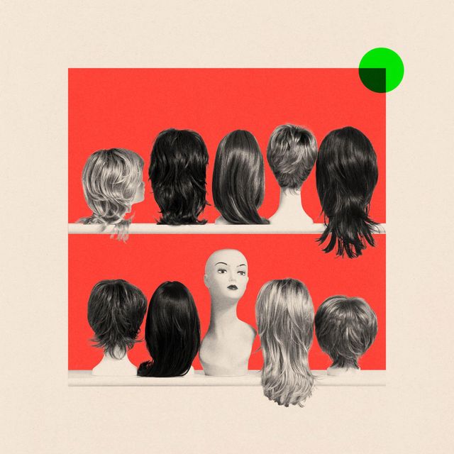 마네킹 머리가 선반 위에 놓여 있고, 그 주변으로 여러 가발이 줄지어 놓여 있다. 가발들은 모두 뒤쪽을 향하고 있으며, 길이와 스타일이 다양하다.