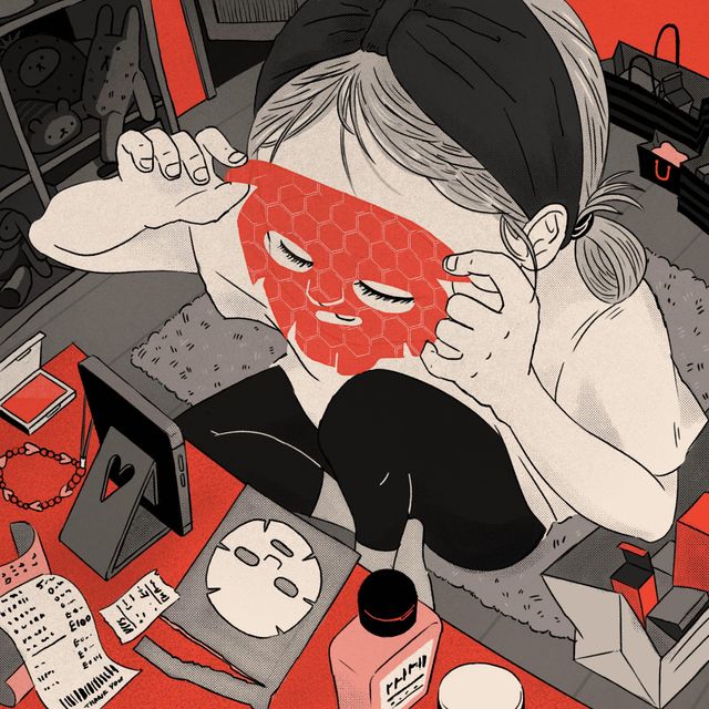 휴대전화 앞에서 어린 소녀가 빨간 시트 마스크를 얼굴에 붙이고 있는 모습을 그린 일러스트. 주변에는 쇼핑백과 영수증, 화장품 병들이 널려 있다.