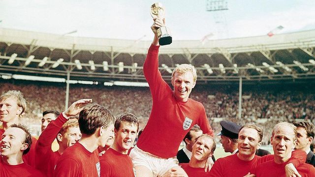 1966년, 월드컵 트로피를 들어 올리는 바비 무어