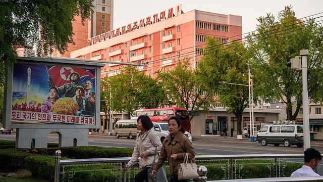 '우리 국가의 안전과 무궁한 미래를 위하여'라는 광고판이 설치된 평양 거리의 모습