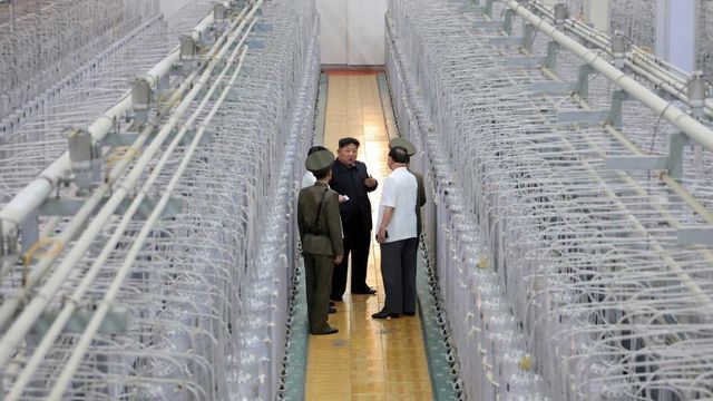 김정은 국무위원장이 북한 내 공개되지 않은 장소에 있는 핵무기연구소와 무기급 핵물질 생산기지를 방문해 시설을 둘러보고 있다. 이 사진은 2024년 9월 13일 북한 관영 조선중앙통신이 공개했다