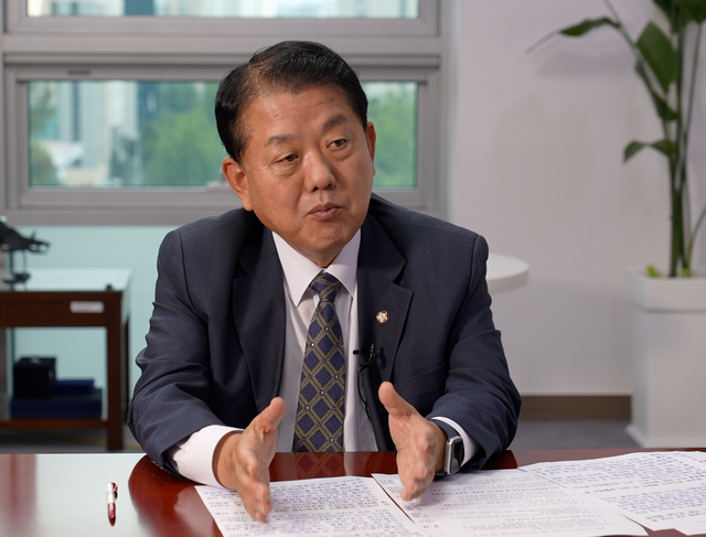 4성 장군 출신인 김병주 더불어민주당 의원이 BBC와 인터뷰하고 있다