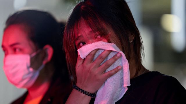 호흡기를 수건으로 막고 있는 젊은 여성의 모습