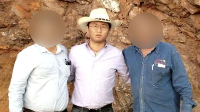 흰색 카우보이 모자를 쓴 장즈동의 모습