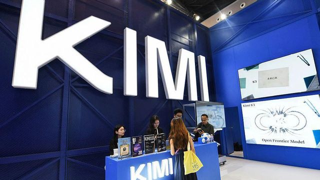 KIMI 부스를 방문하고 있는 사람들