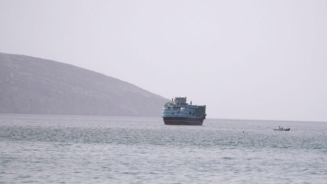 17일 호르무즈해협 오만측에서 바라본 상선의 모습 