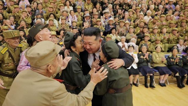김정은 북한 국무위원장이 2026년 7월 28일 평양에서 6.25 전쟁 정전협정 체결 73주년 기념 행사에 참석한 참전 용사들을 격려하고 있다. 북한 관영 조선중앙통신(KCNA)이 공개한 사진