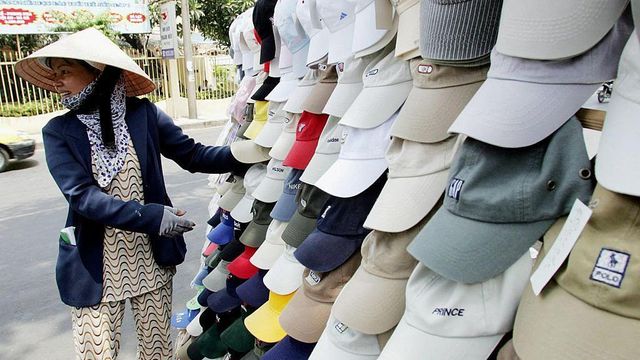 폴로, 갭, 프린스 등의 로고가 새겨진 모자들이 전시된 베트남 길거리 상점