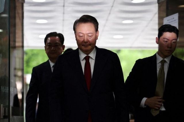 얼굴에 그림자가 드리운 윤석열 전 대통령