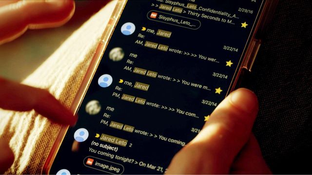 한 여성의 휴대전화 화면. 화면에는 ‘나’와 재러드 레토가 주고받은 메시지가 표시돼 있다. 레토가 “오늘 밤 올 거야?”라고 묻는 등 메시지 일부가 보인다.