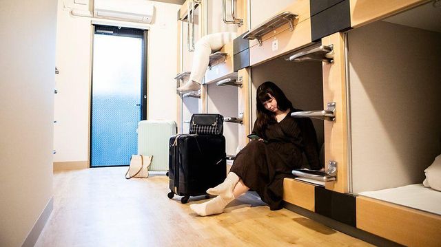 다인용 숙소에 있는 여성