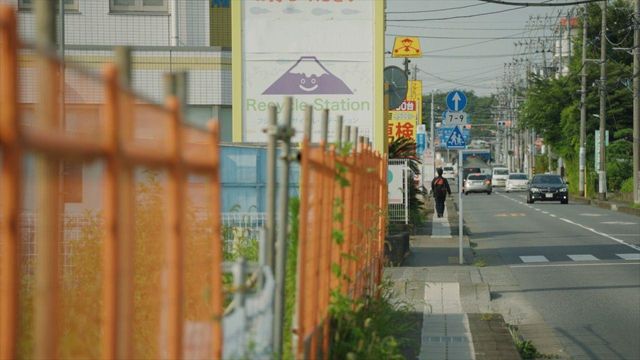 모스크가 건설 중인 도로변