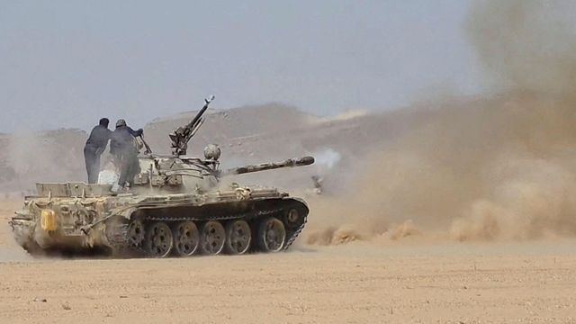 2026년 9월 9일에 공개된 보도용 영상에서 캡처한 화면으로, 예멘 정부군 탱크가 사막에서 이란과 결탁한 후티 반군과의 교전 중 사격을 가하고 있다.