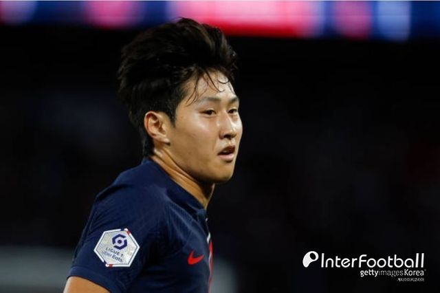 PSG는 이강인 신드롬을 제대로 활용하려고 한다. 실력과 마케팅 가치를 두루 겸비한 이강인은 PSG 입장에선 복덩이와 다름 없다