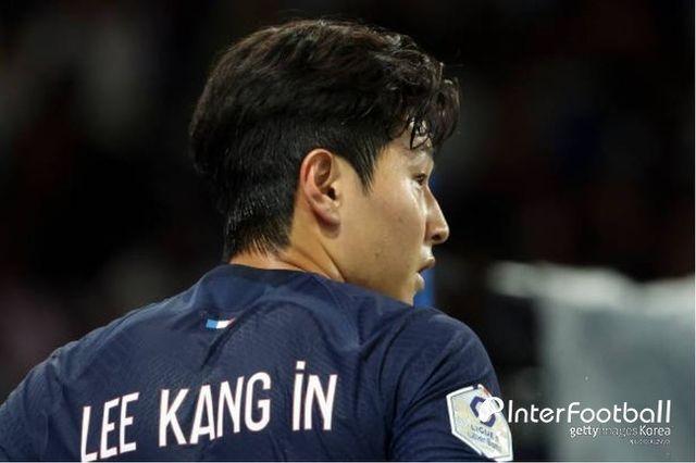 PSG는 이강인 신드롬을 제대로 활용하려고 한다. 실력과 마케팅 가치를 두루 겸비한 이강인은 PSG 입장에선 복덩이와 다름 없다