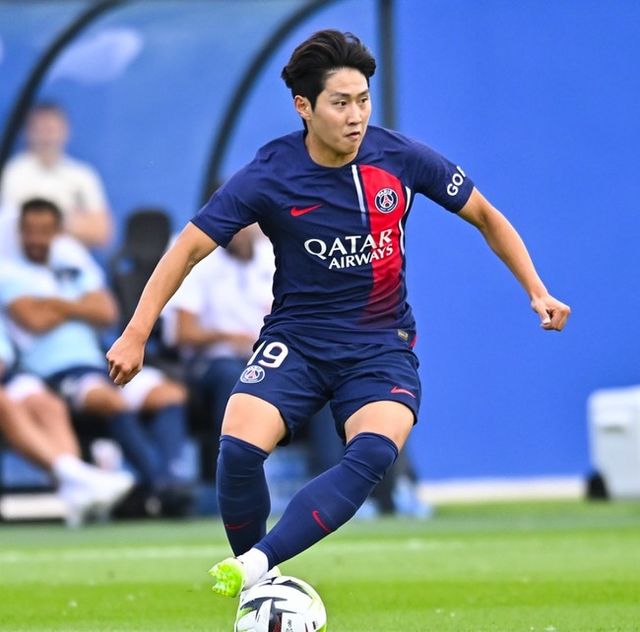 PSG는 이강인 신드롬을 제대로 활용하려고 한다. 실력과 마케팅 가치를 두루 겸비한 이강인은 PSG 입장에선 복덩이와 다름 없다(사진=파리생제르맹)