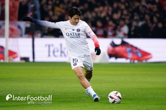 사진= 게티 이미지, PSG가 프랑스 리그앙 17라운드에서 비티냐의 선제골과 킬리안 음바페의 멀티골로 3-1 승리를 거뒀다. 이강인은 비티냐의 첫 번째 득점에서 어시스트를 제공했다.
