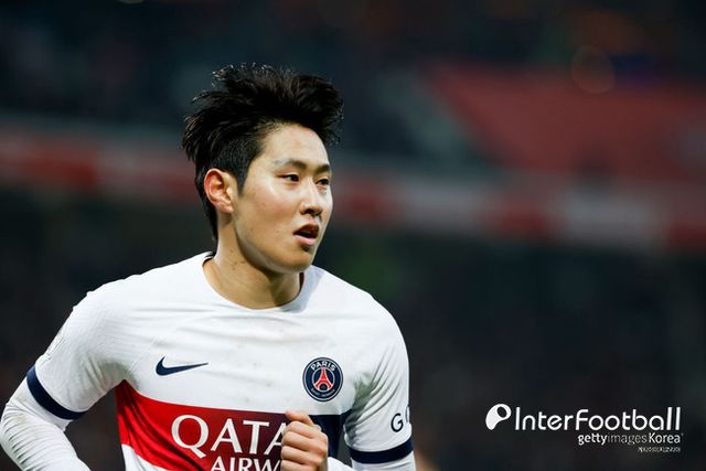 사진= 게티 이미지, PSG가 프랑스 리그앙 17라운드에서 비티냐의 선제골과 킬리안 음바페의 멀티골로 3-1 승리를 거뒀다. 이강인은 비티냐의 첫 번째 득점에서 어시스트를 제공했다.