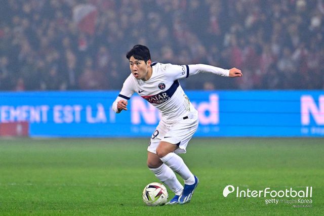 사진= 게티 이미지, PSG가 프랑스 리그앙 17라운드에서 비티냐의 선제골과 킬리안 음바페의 멀티골로 3-1 승리를 거뒀다. 이강인은 비티냐의 첫 번째 득점에서 어시스트를 제공했다.