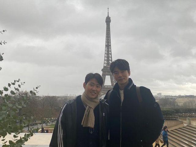 사진= 기성용 SNS,&nbsp;기성용(34‧FC서울)이 프랑스 파리의 에펠탑에서 이강인(22‧파리 생제르맹)을 만났다.
