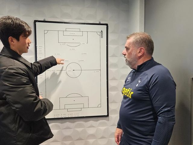 사진= 기성용 SNS,&nbsp;기성용(34‧FC서울)이 엔제 포스테코글루(58‧토트넘 훗스퍼) 감독과 대화했다.