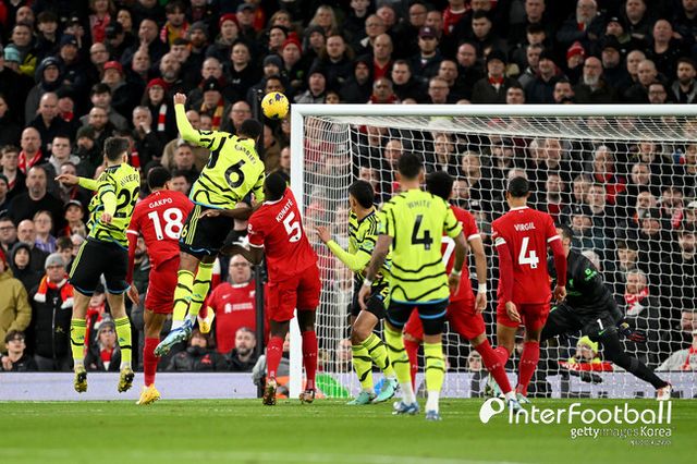 [사진= 게티이미지] 리버풀과 아스널은 24일 오전 2시 30분(한국시간) 영국 리버풀에 위치한 안필드에서 열린 2023-24시즌 프리미어리그(PL) 18라운드에서 1-1로 비겼다. 전반 4분에 아스널 가브리엘 마갈량이스가 선제골을 넣었고, 전반 29분에 리버풀 모하메드 살라가 동점골을 만들었다.