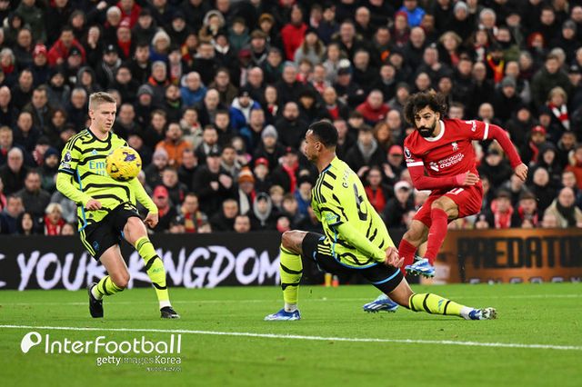 [사진= 게티이미지] 리버풀과 아스널은 24일 오전 2시 30분(한국시간) 영국 리버풀에 위치한 안필드에서 열린 2023-24시즌 프리미어리그(PL) 18라운드에서 1-1로 비겼다. 전반 4분에 아스널 가브리엘 마갈량이스가 선제골을 넣었고, 전반 29분에 리버풀 모하메드 살라가 동점골을 만들었다.