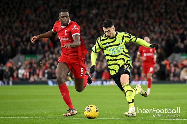 [사진= 게티이미지] 리버풀과 아스널은 24일 오전 2시 30분(한국시간) 영국 리버풀에 위치한 안필드에서 열린 2023-24시즌 프리미어리그(PL) 18라운드에서 1-1로 비겼다. 전반 4분에 아스널 가브리엘 마갈량이스가 선제골을 넣었고, 전반 29분에 리버풀 모하메드 살라가 동점골을 만들었다.