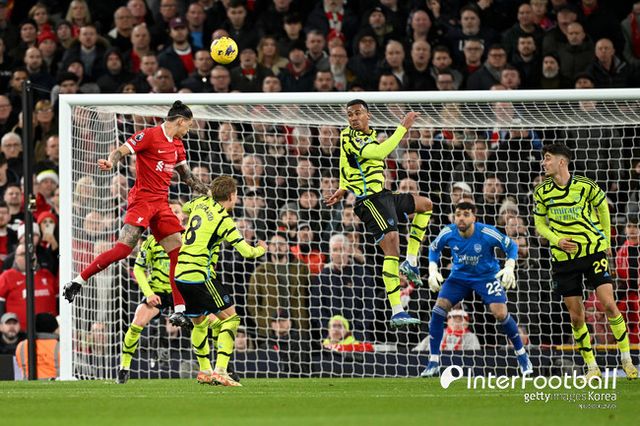 [사진= 게티이미지] 리버풀과 아스널은 24일 오전 2시 30분(한국시간) 영국 리버풀에 위치한 안필드에서 열린 2023-24시즌 프리미어리그(PL) 18라운드에서 1-1로 비겼다. 전반 4분에 아스널 가브리엘 마갈량이스가 선제골을 넣었고, 전반 29분에 리버풀 모하메드 살라가 동점골을 만들었다.