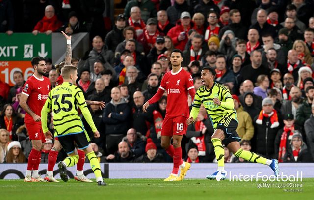 [사진= 게티이미지] 리버풀과 아스널은 24일 오전 2시 30분(한국시간) 영국 리버풀에 위치한 안필드에서 열린 2023-24시즌 프리미어리그(PL) 18라운드에서 1-1로 비겼다. 전반 4분에 아스널 가브리엘 마갈량이스가 선제골을 넣었고, 전반 29분에 리버풀 모하메드 살라가 동점골을 만들었다.