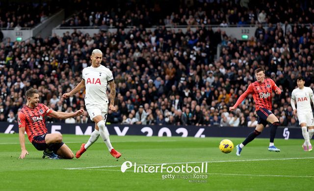 [사진= 게티 이미지]&nbsp;토트넘 훗스퍼는 24일 오전 0시(한국시간) 토트넘 훗스퍼 스타디움에서 열린 2023-24시즌 프리미어리그(PL) 18라운드에서 에버턴을 2-1로 제압했다. 손흥민이 전반 18분에 득점에 성공했다.