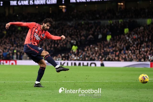 [사진= 게티 이미지]&nbsp;토트넘 훗스퍼는 24일 오전 0시(한국시간) 토트넘 훗스퍼 스타디움에서 열린 2023-24시즌 프리미어리그(PL) 18라운드에서 에버턴을 2-1로 제압했다. 손흥민이 전반 18분에 득점에 성공했다.