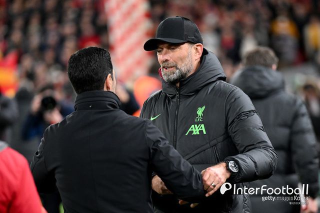 [사진= 게티이미지] 리버풀과 아스널은 24일 오전 2시 30분(한국시간) 영국 리버풀에 위치한 안필드에서 열린 2023-24시즌 프리미어리그(PL) 18라운드에서 1-1로 비겼다. 전반 4분에 아스널 가브리엘 마갈량이스가 선제골을 넣었고, 전반 29분에 리버풀 모하메드 살라가 동점골을 만들었다.