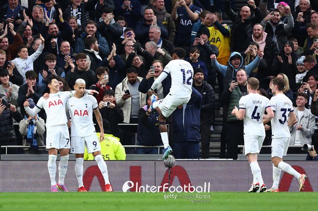 [사진= 게티 이미지]&nbsp;토트넘 훗스퍼는 24일 오전 0시(한국시간) 토트넘 훗스퍼 스타디움에서 열린 2023-24시즌 프리미어리그(PL) 18라운드에서 에버턴을 2-1로 제압했다. 손흥민이 전반 18분에 득점에 성공했다.