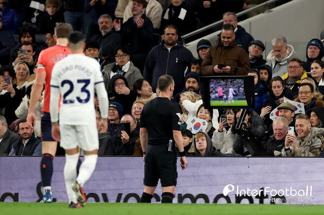 [사진= 게티 이미지]&nbsp;토트넘 훗스퍼는 24일 오전 0시(한국시간) 토트넘 훗스퍼 스타디움에서 열린 2023-24시즌 프리미어리그(PL) 18라운드에서 에버턴을 2-1로 제압했다. 손흥민이 전반 18분에 득점에 성공했다.